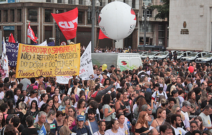 Servidores de SP mantêm greve e realizam nova assembleia dia 13