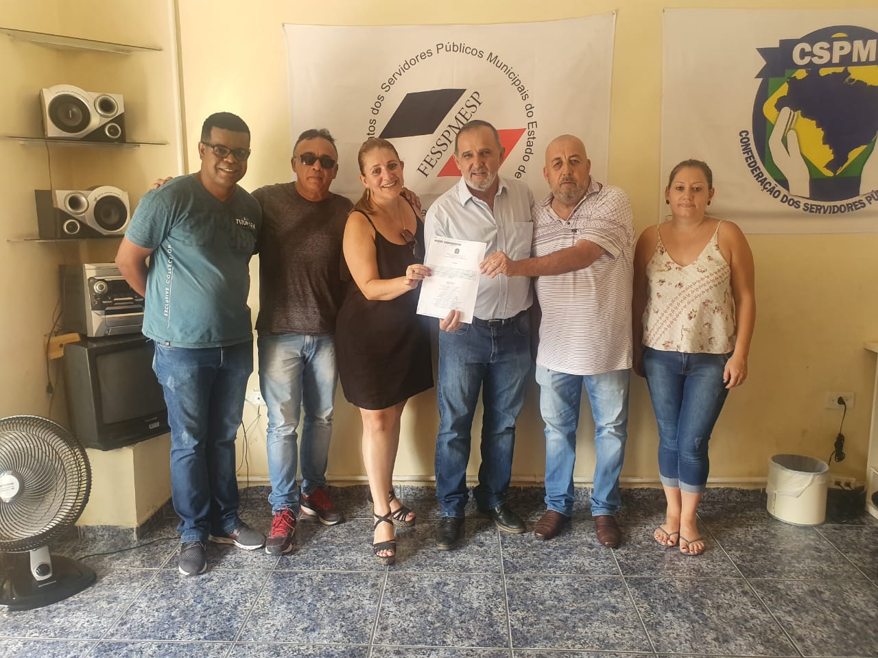 Entrega da certidão sindical pelo Presidente Aires Ribeiro ao sindicato dos servidores municipais de Guaratinguetá