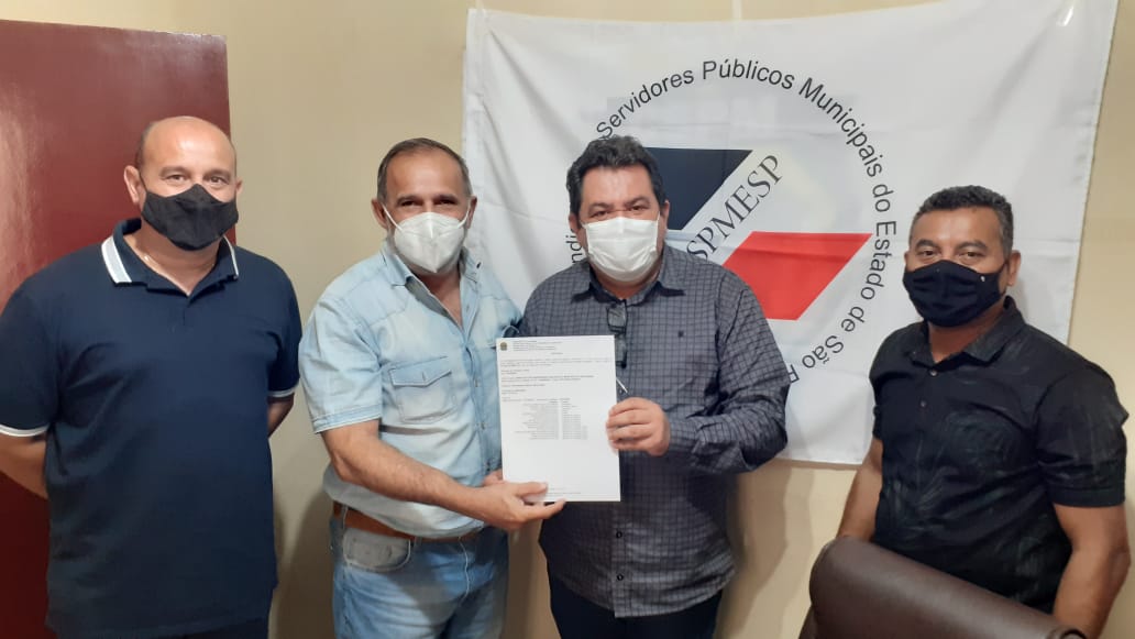 Presidente Aires Ribeiro entrega certidão sindical ao sindicato de Piratininga